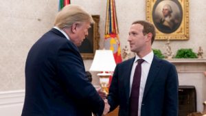 Donald Trump e Mark Zuckerberg apertam as mãos