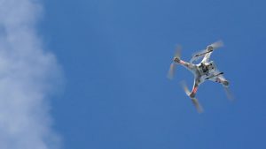 Drone voando no céu azul