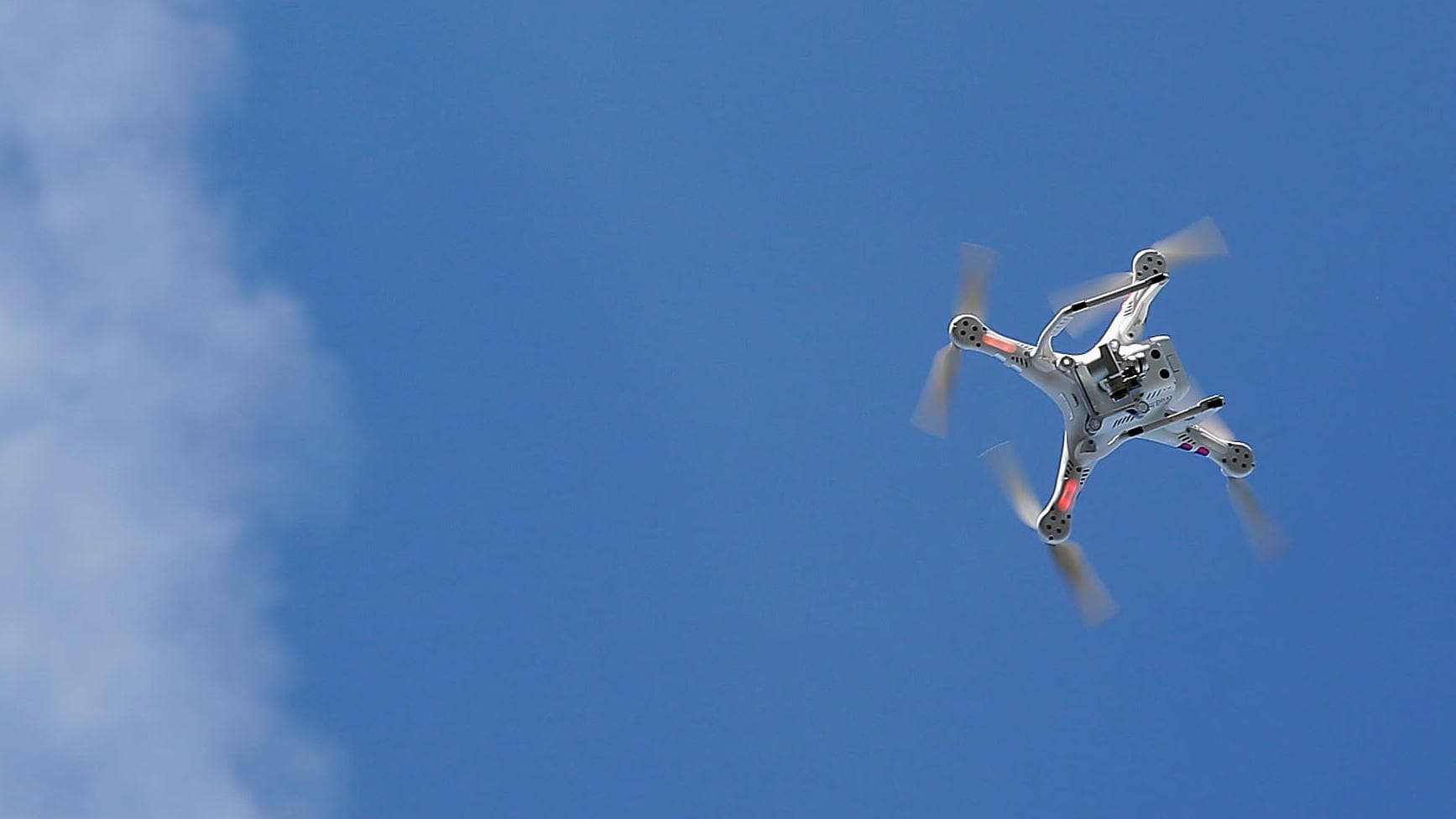 Drone voando no céu azul