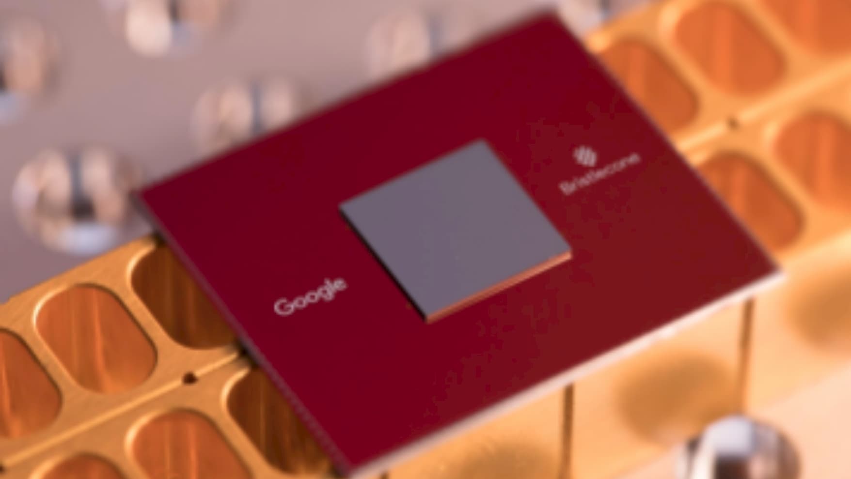 Chip vermelho com o processador quântico Bristlecone e o logo do Google.