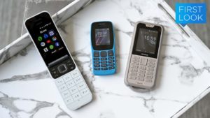 Celulares Nokia 2720 (branco de flip), Nokia 110 (azul, pequeno, com teclado numérico) e Nokia 800 (cinza, um pouco maior e mais robusto).