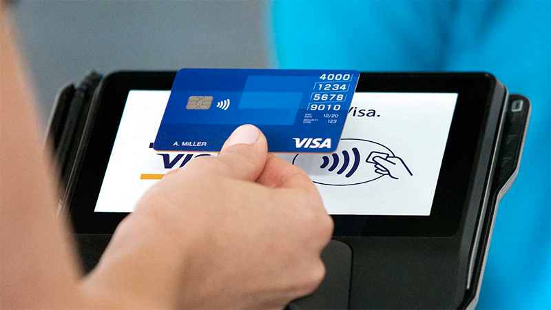Pagamento contactless com cartão Visa
