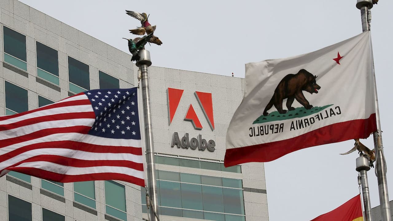 Fachada da Adobe com bandeiras dos Estados Unidos e Califórnia em primeiro plano
