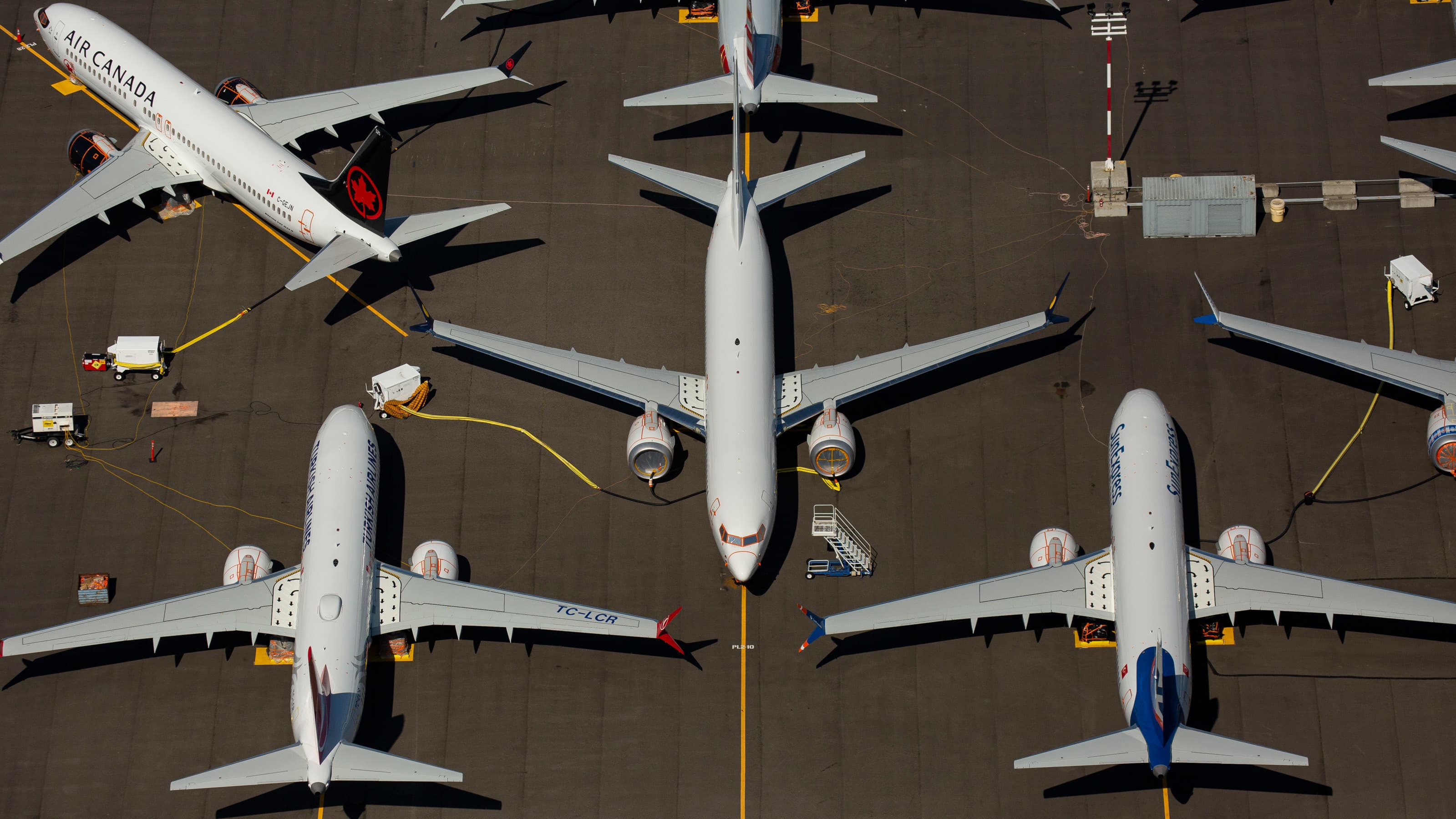 Uma série de aviões no chão vistos de um ponto de vista aéreo