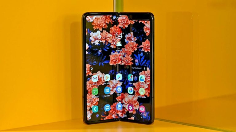 Samsung Galaxy Fold de frente, ligeiramente dobrado