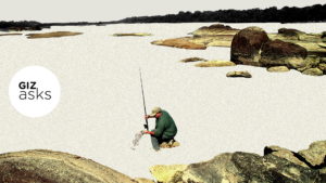 Pescador pegando um peixe em um um lago vazio