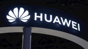 Logo da Huawei em um estande