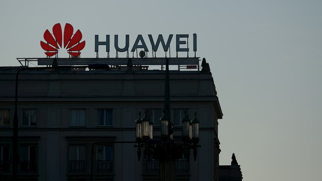 Logo da Huawei no topo de um prédio.