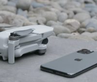 Comparação do drone DJI Mavic Mini com um smartphone