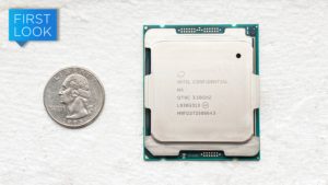 Novo processador Xeon da Intel comparado com uma moeda