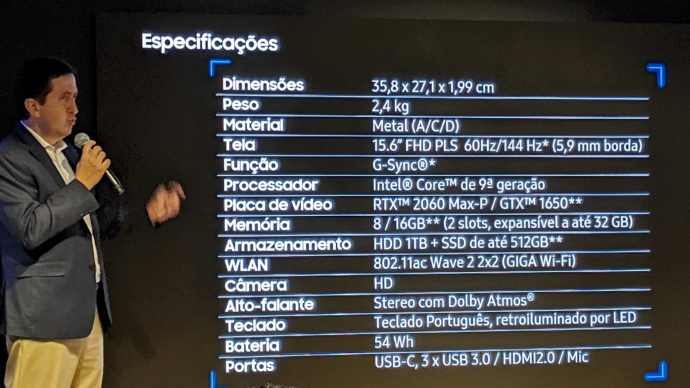 Luciano Beraldo, da Samsung, falando as especificações do Odyssey 2