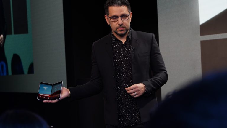 Panos Panay, da Microsoft, mostra o Surface Duo