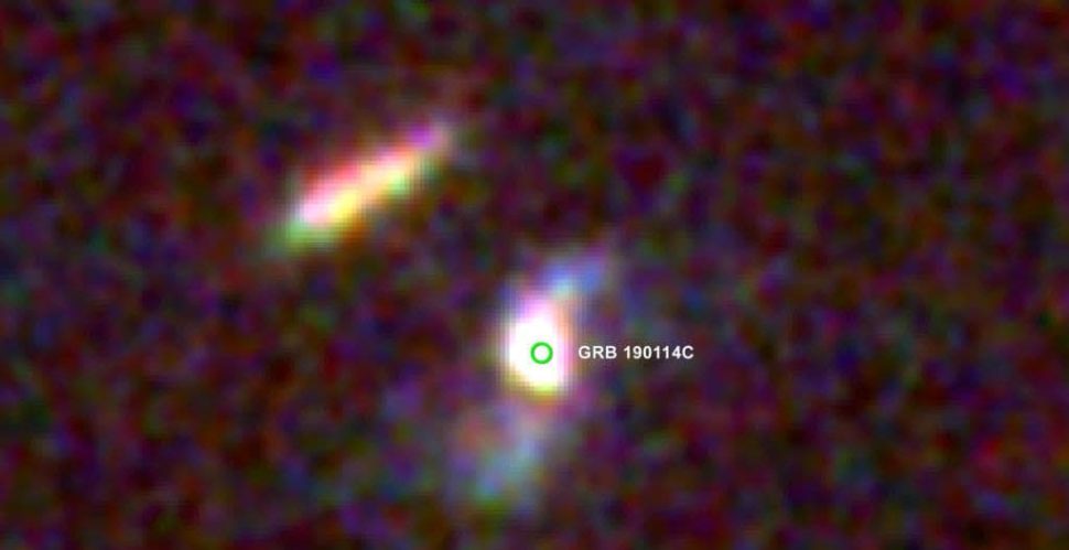 O brilho resultante do GRB 190114C e sua galáxia, como fotografado pelo Telescópio Espacial Hubble