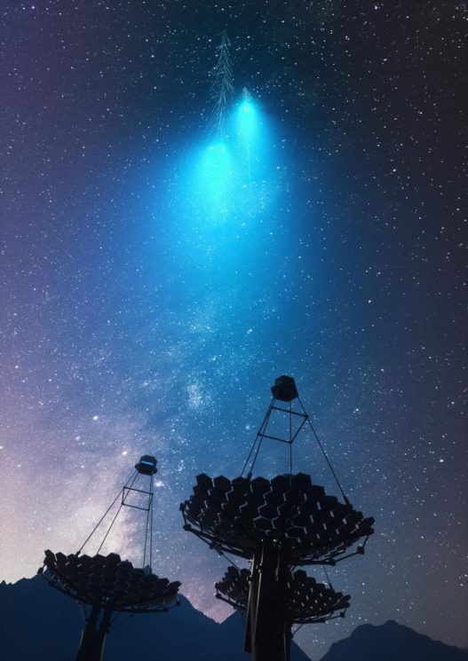 Imagem conceitual mostrando telescópios especialmente equipados detectando a luz Cherenkov, gerada pelos raios gama recebidos e detectáveis como luz azul