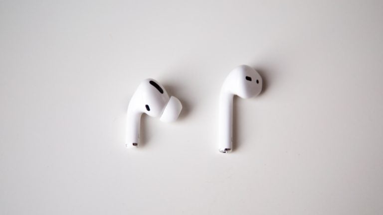 Comparação de um fone AirPod convencional e de um AirPod Pro