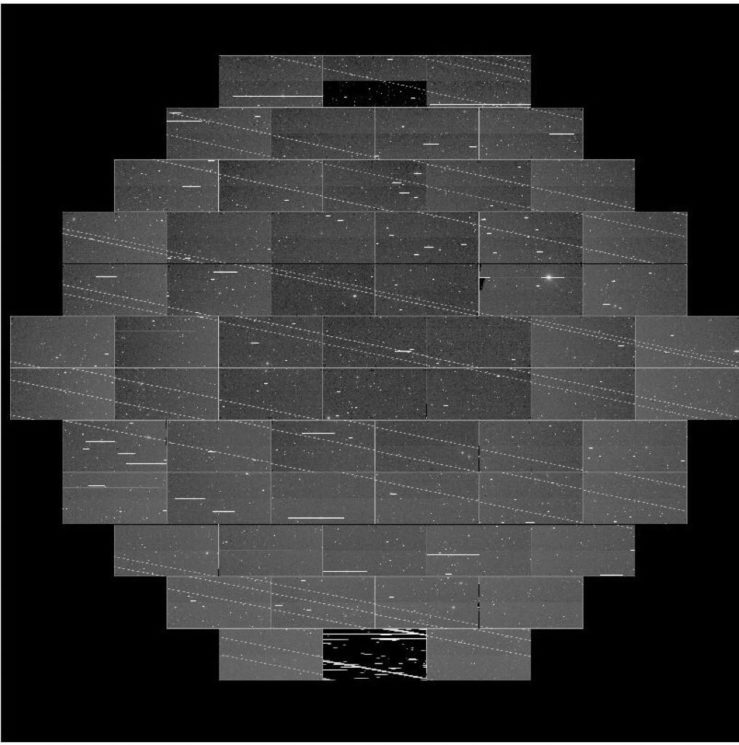 Frame da DECam mostra trilha de satélites Starlink