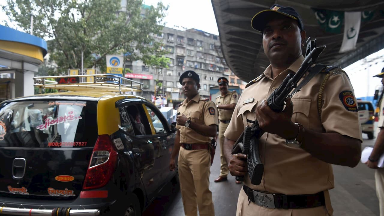 Policiais armados nas ruas de Mumbai em novembro de 2019, em meio a um aumento das tensões sobre uma decisão da Suprema Corte sobre local sagrado contestado por hindus e muçulmanos