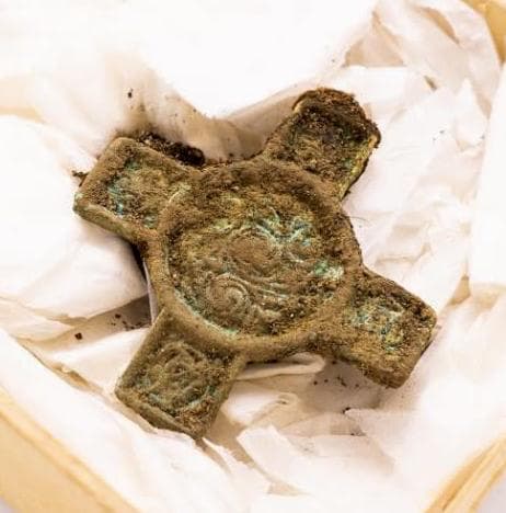 pingente em forma de cruz encontrado na cova da mulher viking