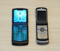 Moto Razr ao lado de um V3 antigo