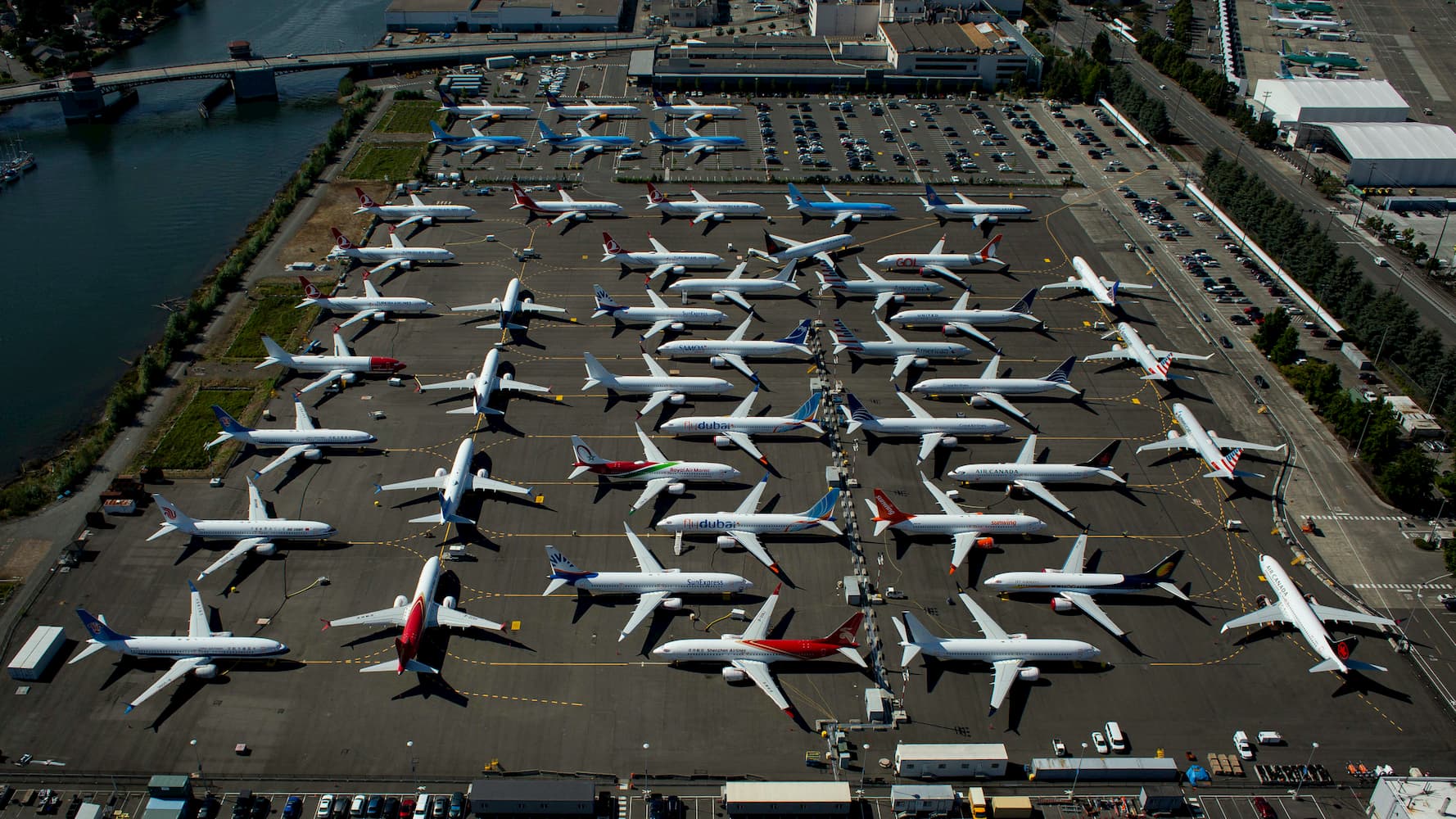 Dezenas de aviões são vistos em aeroporto