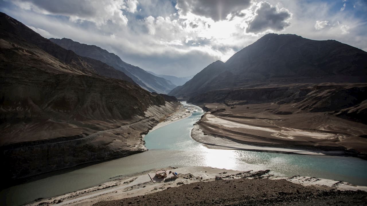Onde o Rio Indo e o Rio Zanskar se encontram perto de Ladaque, Índia