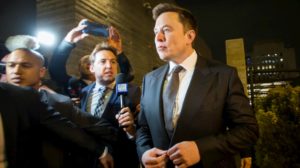 Elon Musk deixando o tribunal após processo contra ele por ter chamado homem de "pedófilo"