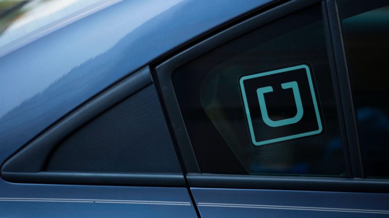 Adesivo com logotipo da Uber colado em vidro do carro