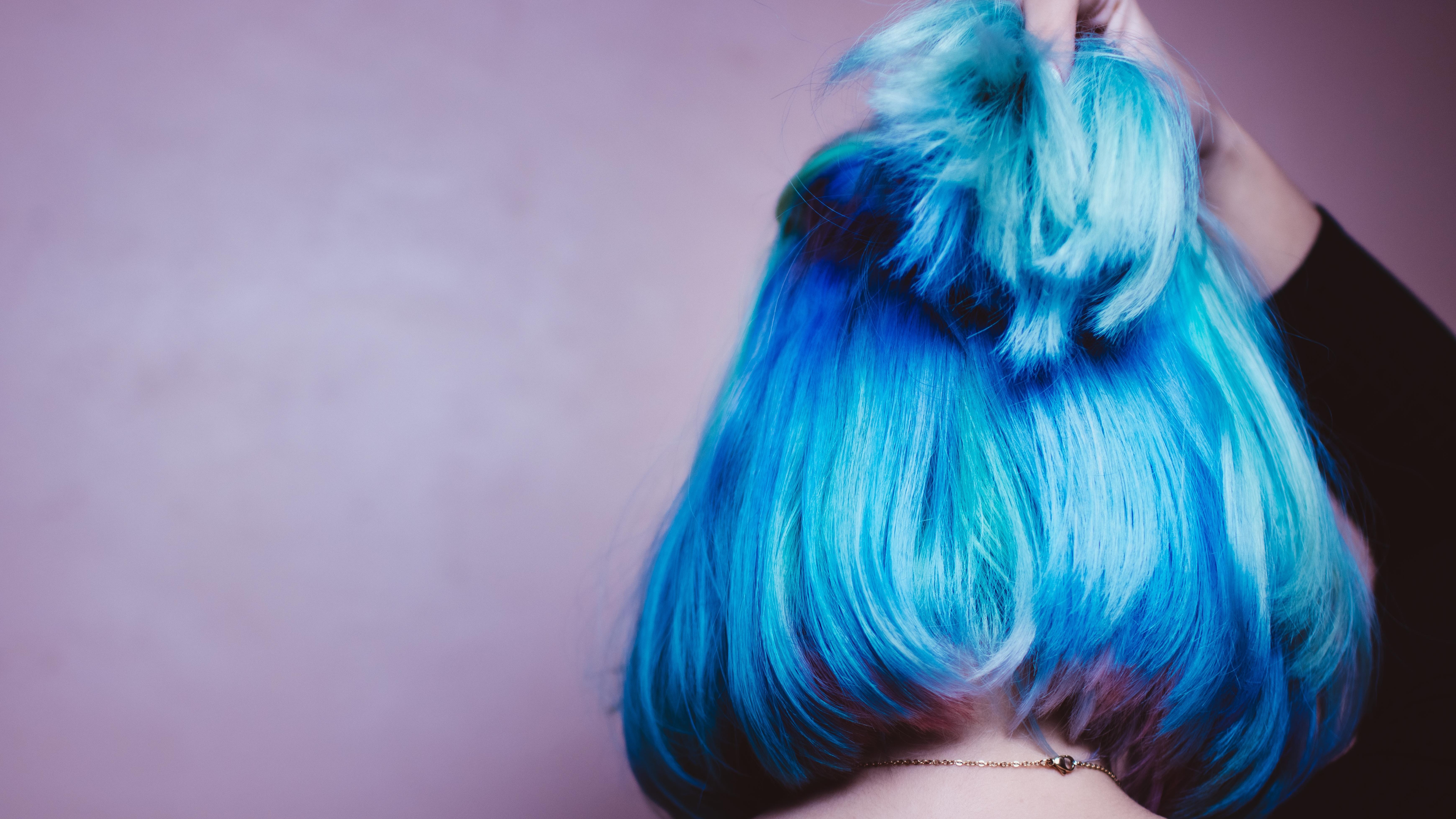 Mulher com cabelo pintado de azul