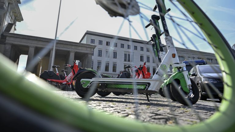 Patinete e bicicleta elétrica. Crédito: Getty Images