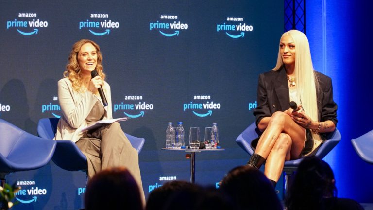 Malu Miranda, da Amazon Studios, e Pablo Vittar, durante evento em São Paulo