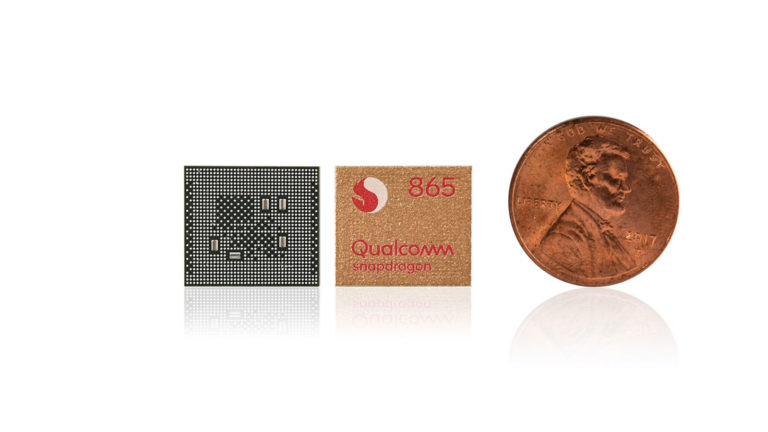 Chip Qualcomm Snapdragon 865 ao lado de uma moeda