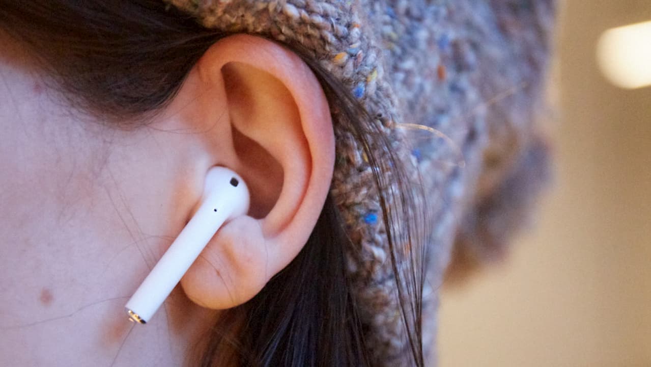 Mulher usando um AirPod, fone de ouvido sem fio da Apple