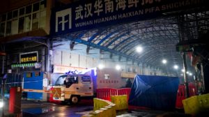 Equipe de Resposta a Emergências de Higiene de Wuhan ao sair do Mercado Atacadista de Frutos do Mar de Huanan, na cidade de Wuhan, em Hubei, China, no dia 11 de janeiro de 2020
