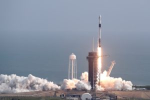 Foguete Falcon 9, da SpaceX, explodiu minutos após o lançamento durante um teste para demonstrar o funcionamento do sistema de cápsula de emergência no Kennedy Space Center no Cabo Canaveral, na Flórida. Foto: John Raoux/AP