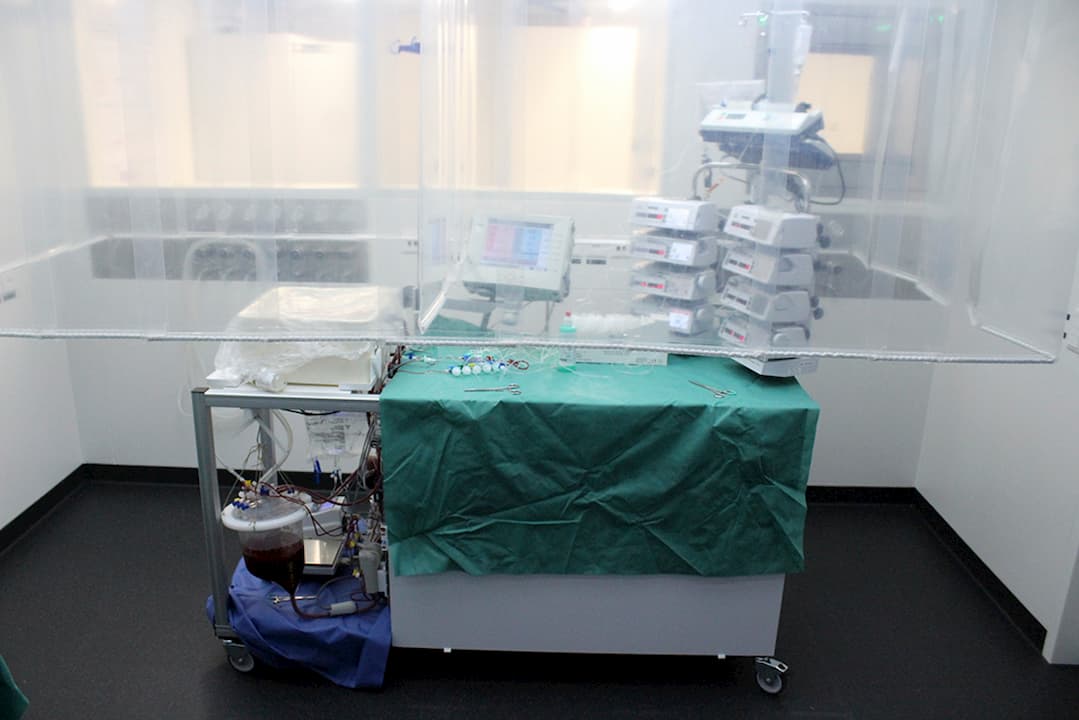 A máquina de perfusão em funcionamento, com o fígado no recipiente branco à esquerda