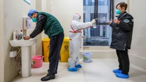 Agentes de saúde em Wuhan, na China. Crédito: Getty Images