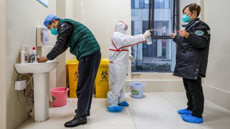 Agentes de saúde em Wuhan, na China. Crédito: Getty Images