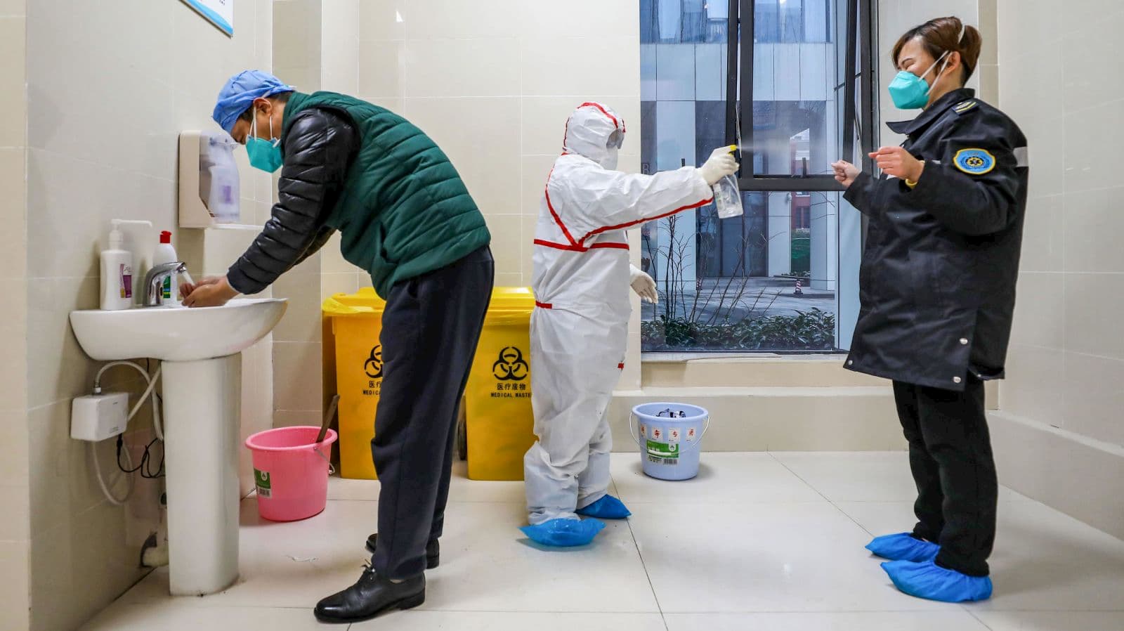 Agentes de saúde em Wuhan, na China. Crédito: Getty Images