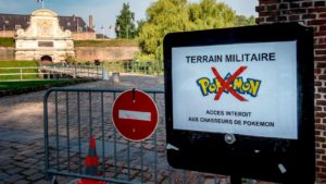 Alerta em base militar avisa que é proibida a entrada de pessoas para caçar Pokémon