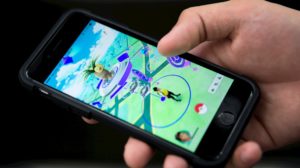 Smartphone com o jogo Pokémon Go, da Niantic. Crédito: Getty Images