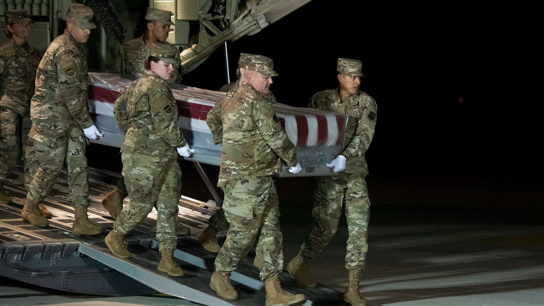 Oficiais da Força Aérea dos EUA transporta corpo do marinheiro Cameron Scott Walter em 8 de dezembro de 2018. Um atirador saudita matou três pessoas durante um tiroteio na Flórida. Crédito: Cliff Owen/AP