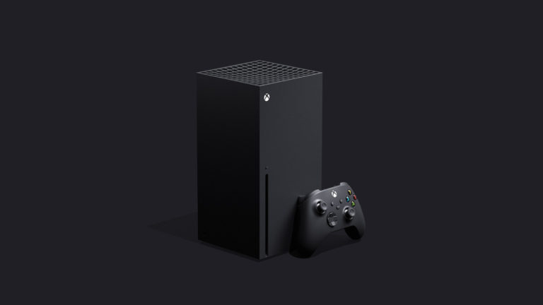 Imagem de um Xbox Series X: uma caixa preta retângular, com um joystick apoiado nela.