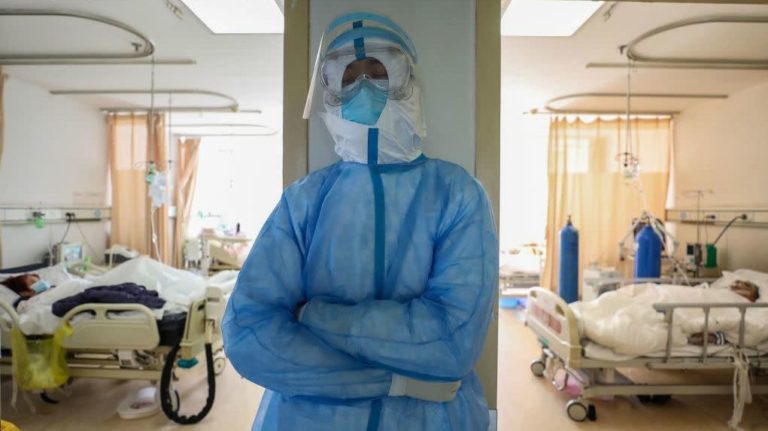 Foto tirada em 16 de janeiro de 2020 mostra membro da equipe médica descansando em frente à área de isolação do Hospital da Luz Vermelha em Wuhan, na China. Crédito: STR/AFP via Getty Images