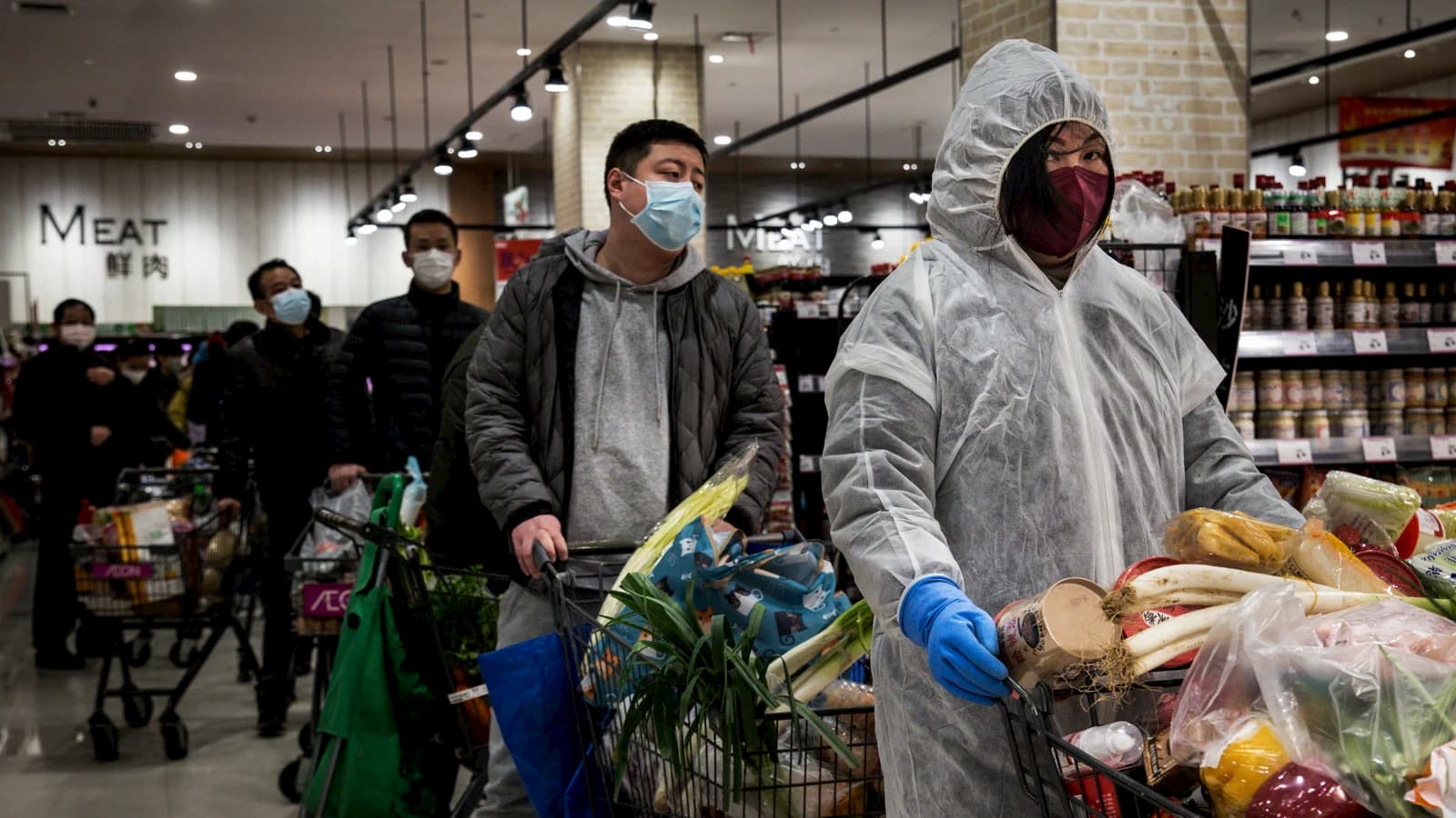 Moradores usam máscaras de proteção em uma mercearia, no dia 12 de fevereiro de 2020, em Wuhan, China