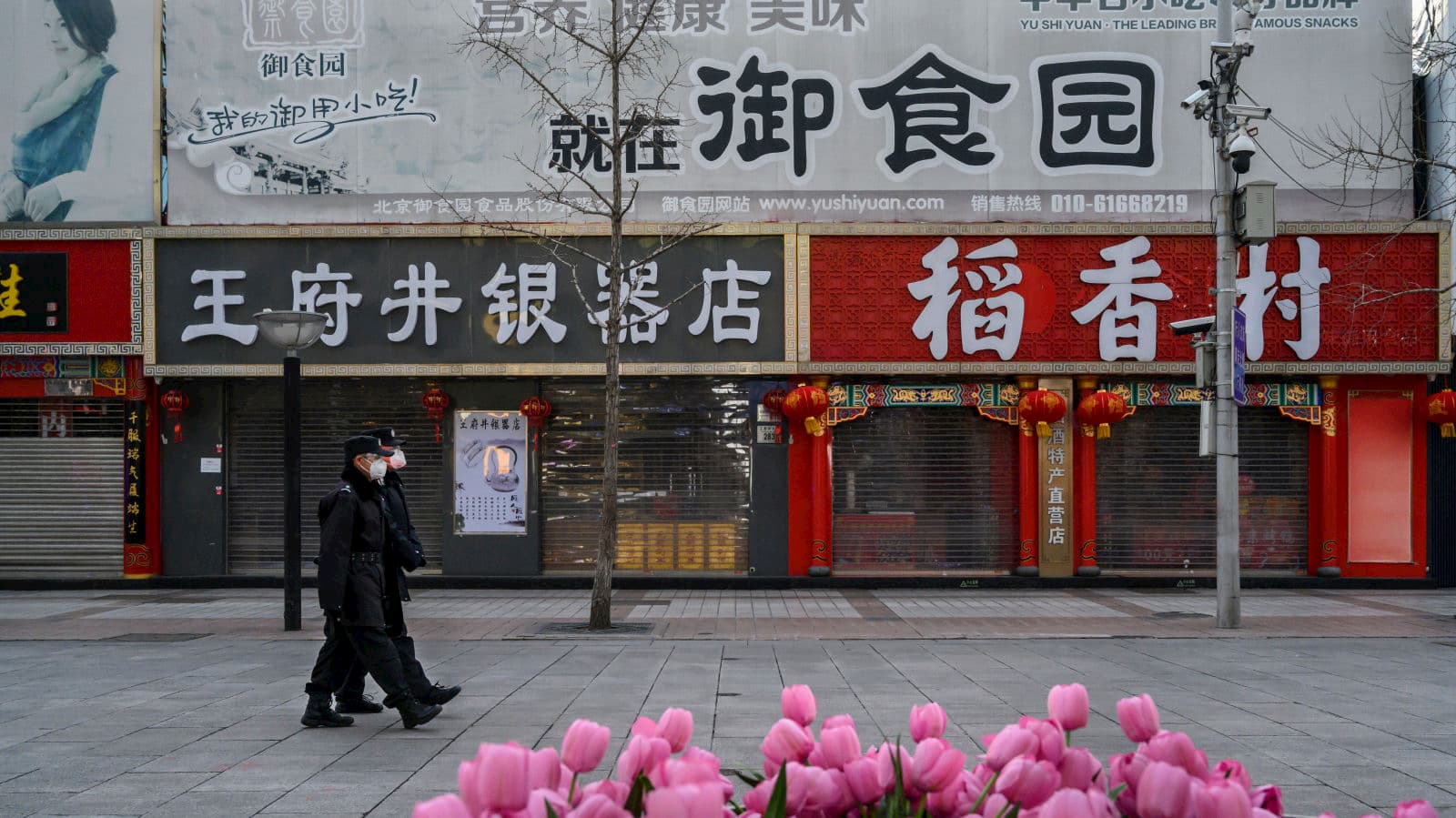 Pessoal de segurança chinês usa máscaras em Pequim