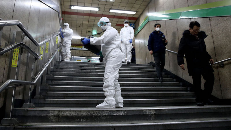 Trabalhadores pulverizam solução anti-séptica contra o coronavírus (COVID-19) na estação de metrô em Seul, Coreia do Sul