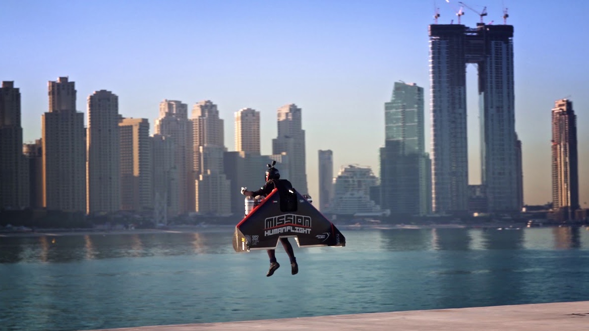 Teste de jetpack feito em Dubai faz homem voar como Homem de Ferro