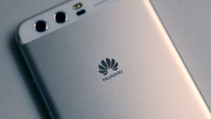 Traseira de um smartphone com logotipo da Huawei