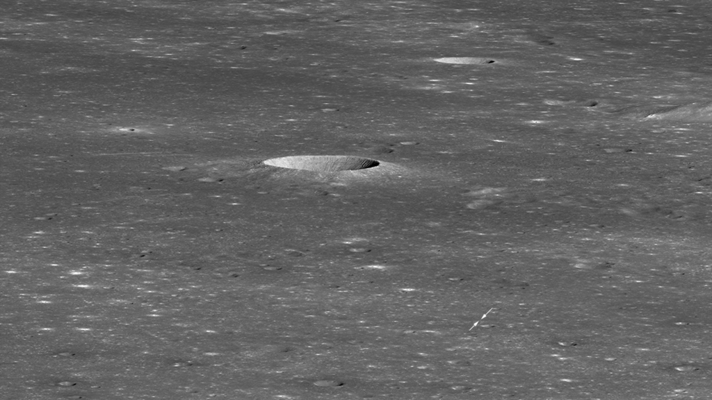 O lado oculto da Lua, com setas apontando para o local de pouco da Chang’e 4. Crédito: NASA/GSFC/Arizona State University (Wikimedia Commons)