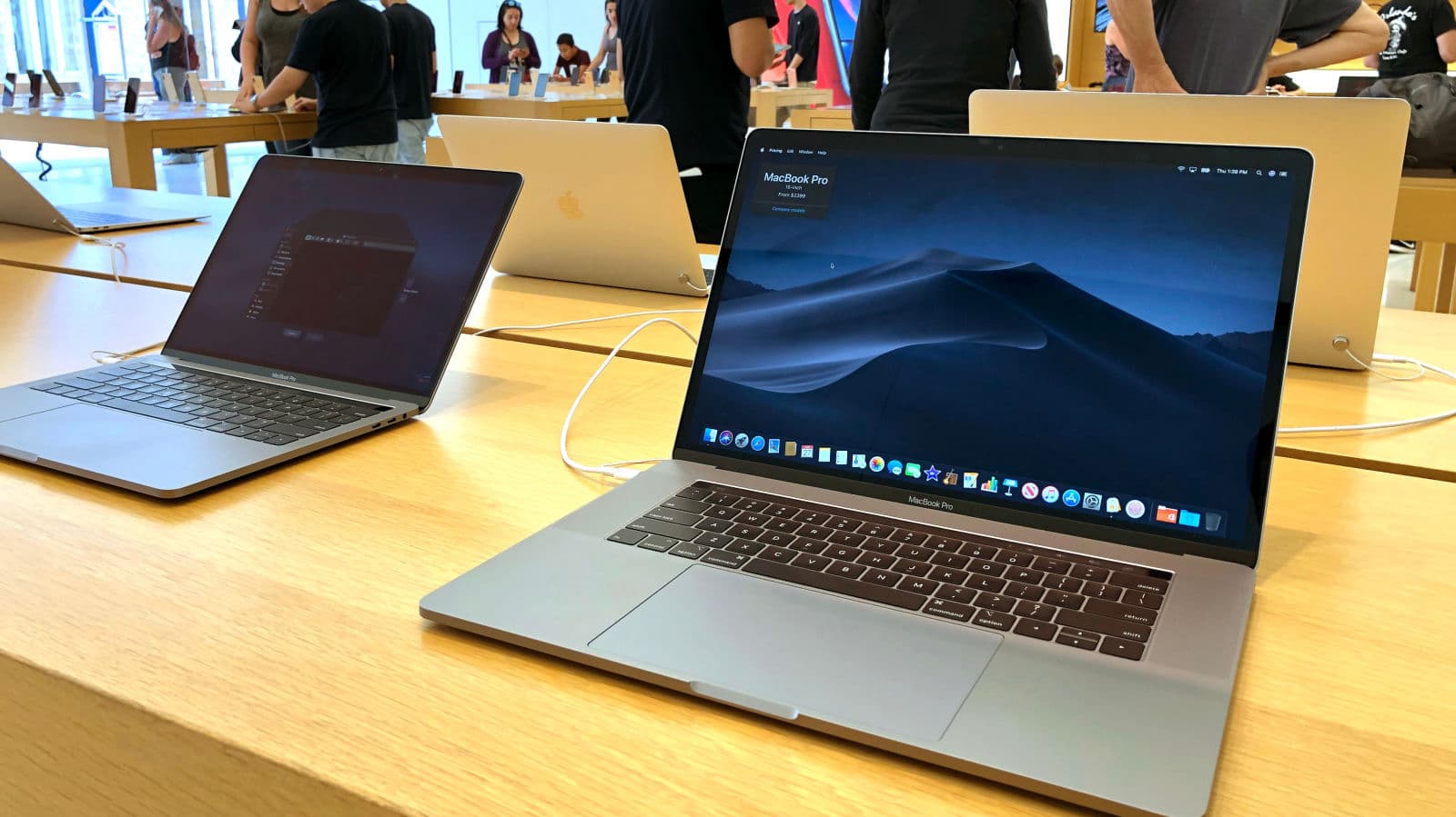 MacBook Pro em loja da Apple